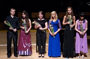 Koncert w Filharmonii Wrocławskiej 25 sierpnia 2013 r. .<br> Od lewej: Arkadiusz Godziński, Natalia Zaleska, Zuzanna Pietrzak, Anna Lipiak, Marta Czech, Yao Yue (Chiny).